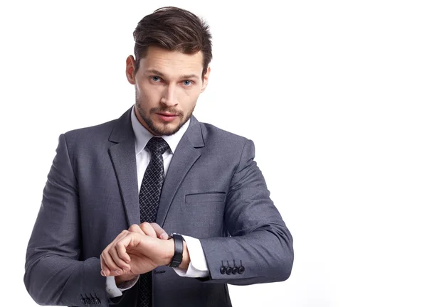 Молодой бизнесмен смотрит на часы — стоковое фото