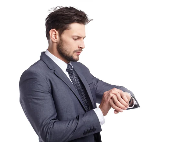 Jungunternehmer schaut auf Uhr — Stockfoto