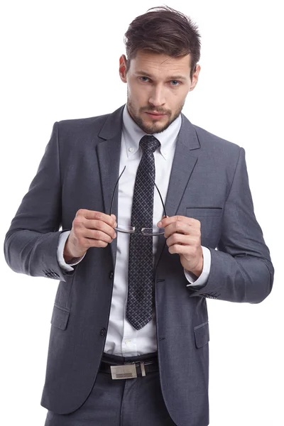 Hombre guapo en traje gris y gafas — Foto de Stock