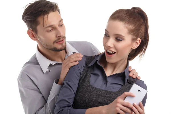 Paar en geheime boodschap op mobiele telefoon — Stockfoto