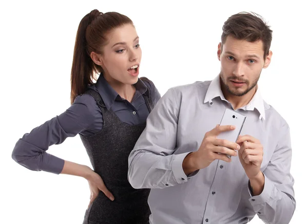 Casal e mensagem secreta no telefone celular — Fotografia de Stock