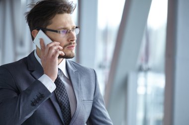 Telefondaki yakışıklı iş adamı.