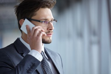 Telefondaki yakışıklı iş adamı.