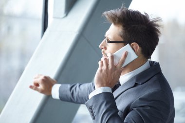 Telefondaki yakışıklı iş adamı.