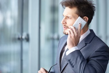 Telefondaki yakışıklı iş adamı.