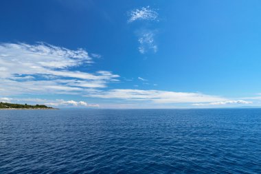 boş mavi okyanus ve mavi gökyüzü