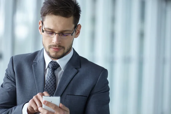 Snygg affärsman på telefon — Stockfoto