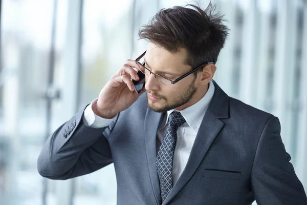 Telefondaki yakışıklı iş adamı. — Stok fotoğraf