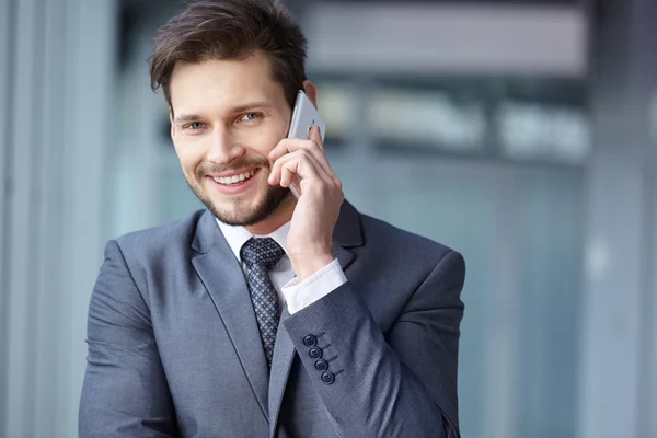 Pohledný obchodník na telefonu — Stock fotografie