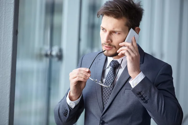 Hombre de negocios guapo en el teléfono — Foto de Stock