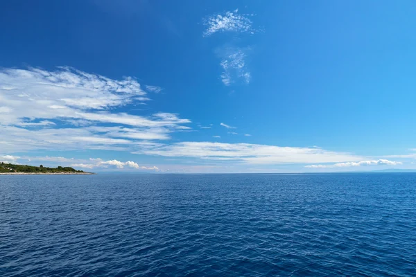 Prázdný modrý oceán a modrá obloha — Stock fotografie