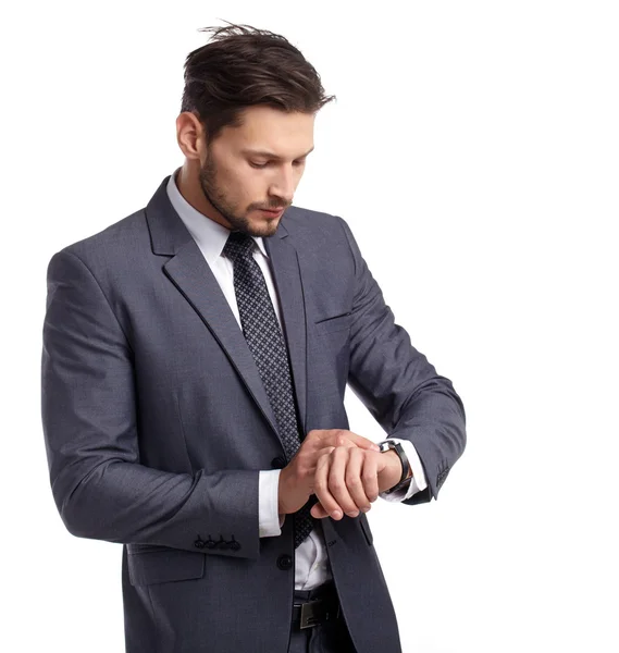 Geschäftsmann im Anzug schaut auf die Uhr — Stockfoto