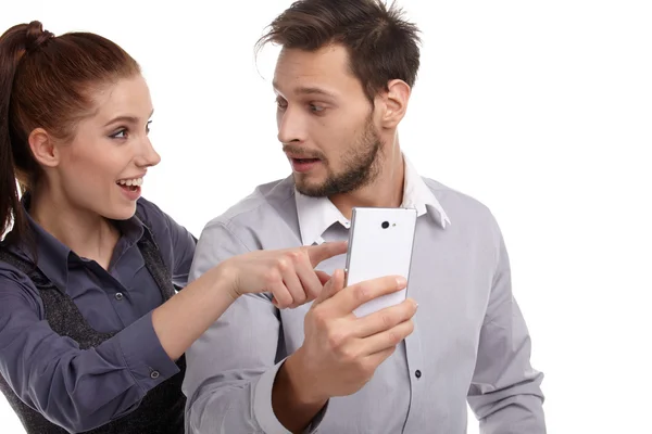 Casal e mensagem secreta no telefone celular — Fotografia de Stock
