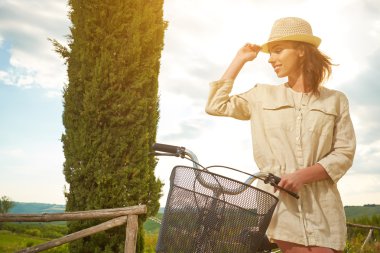 Güzel vintage kızın yanında Bisiklet