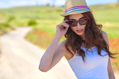 haşhaş alanında olan kadın