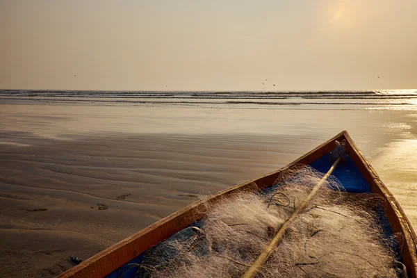 Тропічний захід сонця на пляжі — стокове фото