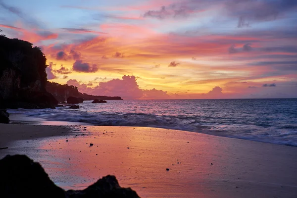 Trópusi naplemente a strandon — Stock Fotó
