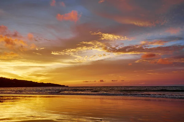 Por do sol tropical na praia — Fotografia de Stock