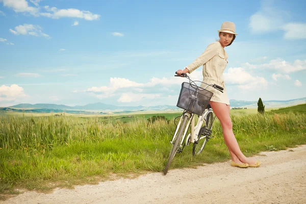 Hermosa chica vintage al lado de la bicicleta — Foto de Stock