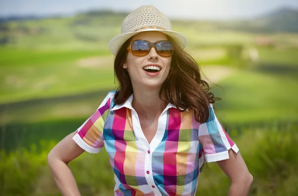Жінка з капелюхом і сонцезахисними окулярами — стокове фото