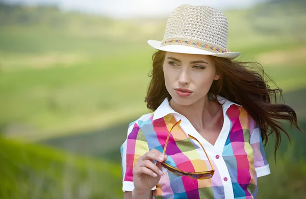 Kvinna med hatt och solglasögon — Stockfoto