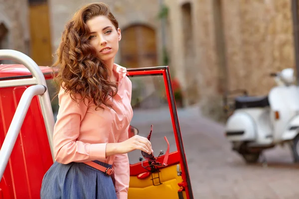 Mulher na típica rua italiana — Fotografia de Stock