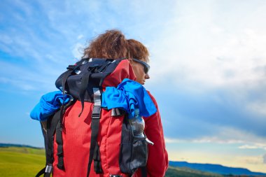 Hiking kadın mutlu ve gülümseyerek