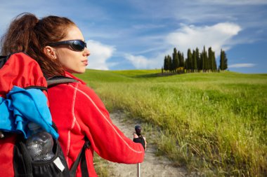 Hiking kadın mutlu ve gülümseyerek