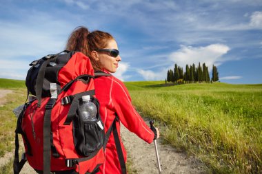 Hiking kadın mutlu ve gülümseyerek