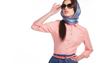 güneş gözlüğü ve eşarp kadın moda