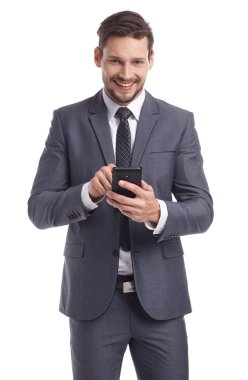 cep telefonu kullaranarak takım elbiseli işadamı