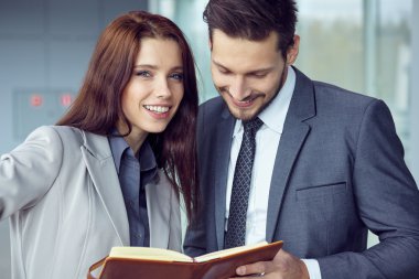 genç iş çift ayakta bir ofiste