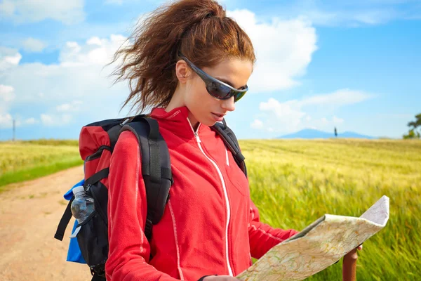 Hiking kadın mutlu ve gülümseyerek — Stok fotoğraf