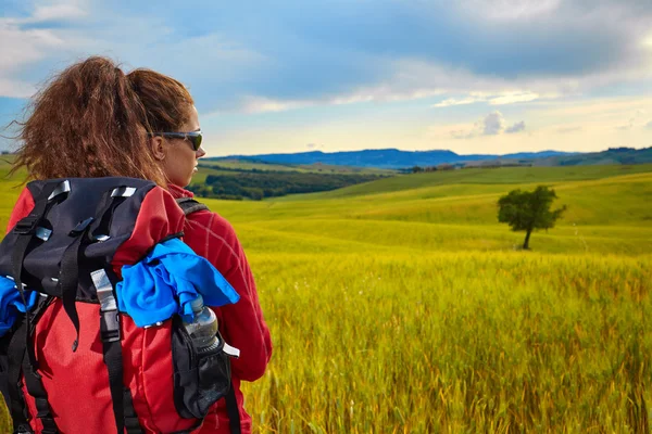 Hiking woman happy and smiling — Stock Photo, Image