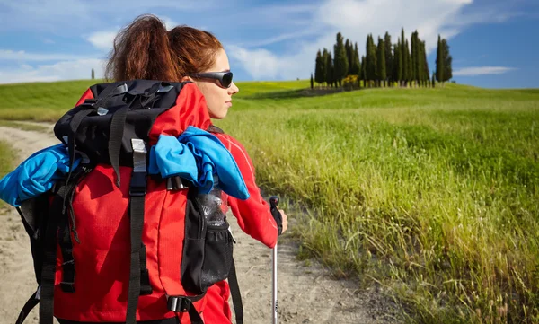 Hiking kadın mutlu ve gülümseyerek — Stok fotoğraf