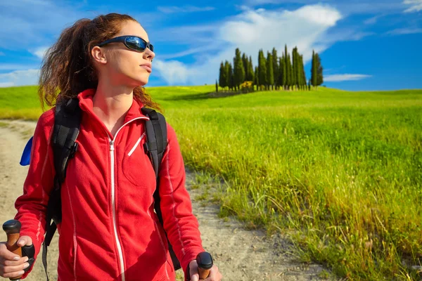 Hiking kadın mutlu ve gülümseyerek — Stok fotoğraf