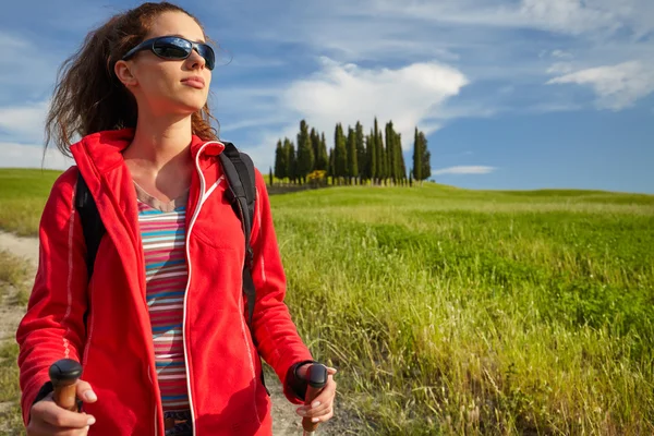 Mujer senderismo feliz y sonriente — Foto de Stock