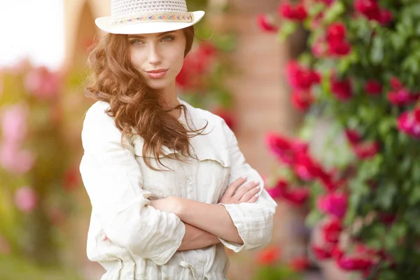 Été fille dans le jardin — Photo