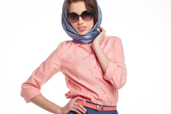 Modefrau mit Sonnenbrille und Schal — Stockfoto