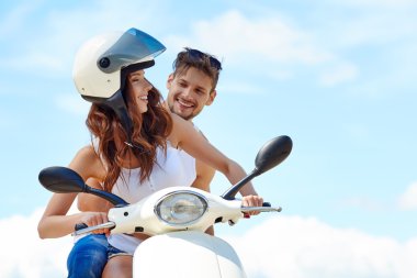 Eğleniyor aşık çift bir scooter sürme