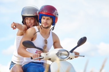 Eğleniyor aşık çift bir scooter sürme