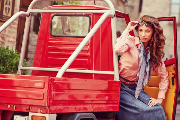 Femme dans la rue typiquement italienne — Photo