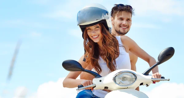 Verliebtes Paar hat Spaß auf einem Motorroller — Stockfoto