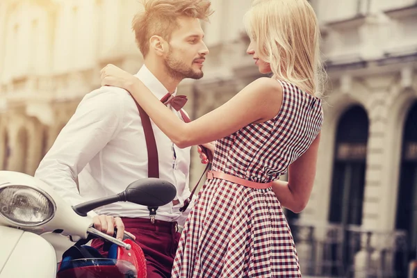 Par som kysser hverandre på gaten – stockfoto