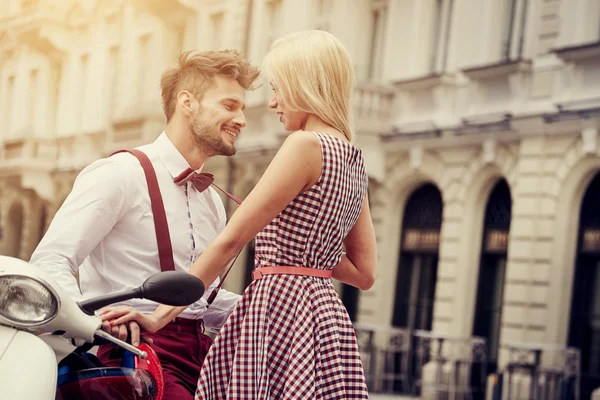 Hipster couple having fun on the street — 图库照片