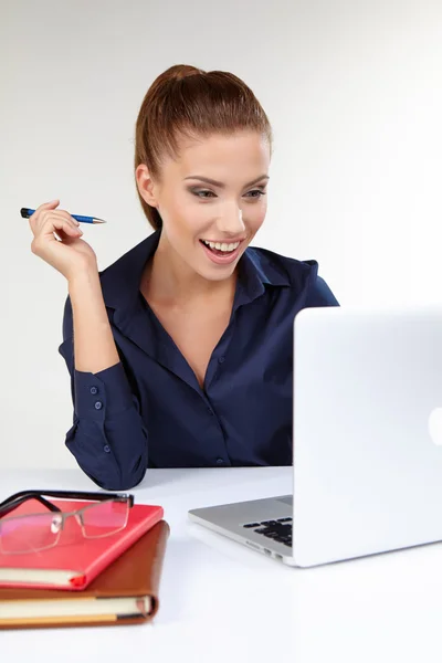 Mulher com um laptop no escritório — Fotografia de Stock