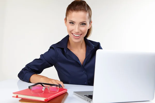 Mulher com um laptop no escritório — Fotografia de Stock