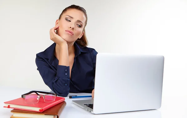 Frau mit Laptop im Büro — Stockfoto