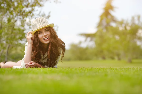 Lachende meisje in groene gras — Stockfoto