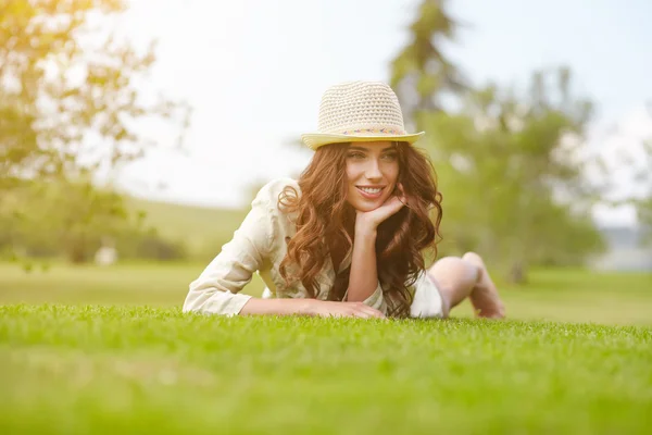 Uśmiechnięta dziewczyna w zielonej trawie — Zdjęcie stockowe
